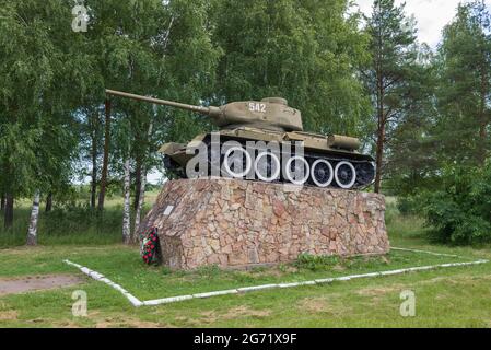 STARAYA RUSSA, RUSSIA - JULY 04, 2020: Soviet Tank T-34-85 - a monument in honor of the liberation of the city of Staraya Russa from German invaders i Stock Photo