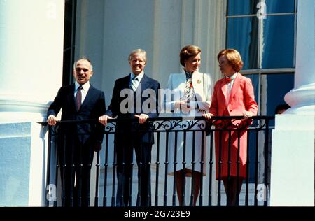 United States President Jimmy Carter, left center, and King Hussein I of Jordan, left, appear on the Blue Room Balcony at the conclusion of the State Arrival ceremony on the South Lawn of the White House in Washington, DC on 17 June, 1980. At center right is Queen Queen Noor al-Hussein of Jordan and at right is first lady Rosalynn Carter Credit: Benjamin E. 'Gene' Forte / CNP