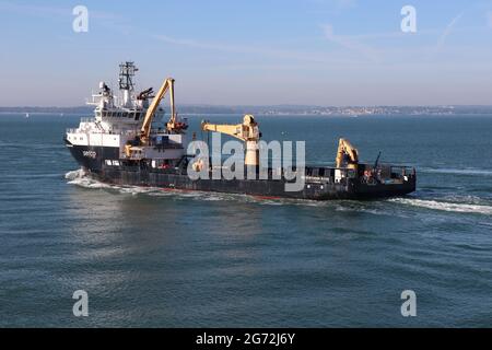 The offshore supply vessel SD NORTHERN RIVER heads into The Solent after departing from the Naval Base Stock Photo