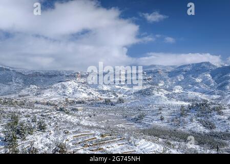 Cornudella de Montsant village and its snowy surroundings in winter, Priorat, Tarragona, Catalonia, Spain ESP: Pueblo de Cornudella de Montsant nevado Stock Photo