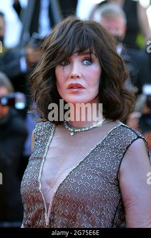 Cannes, France. 10th July, 2021. Isabelle Adjani attends the screening of 'De Son Vivant' (Peaceful) during the 74th Annual Cannes Film Festival at Palais des Festivals. Credit: Stefanie Rex/dpa-Zentralbild/dpa/Alamy Live News Stock Photo