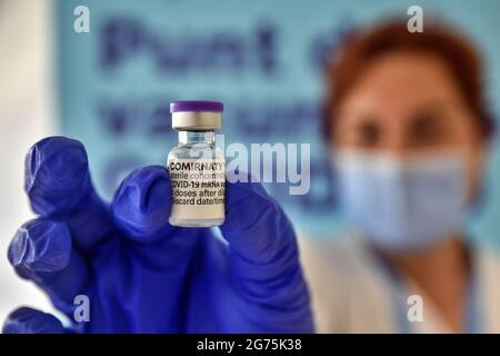 A health worker holds a vial of the Comirnaty (PfizerBioNTech) COVID-19 mRNA Vaccine at the Calafell Vaccination Center. The Department of Health of Catalonia through the Xarxa Santa Tecla de Tarragona in prevention against the contagion of SARS-CoV-2 Covid-19 has administered the first dose of the COMIRNATY vaccine (COVID-19 mRNA vaccine, Pfizer-BioNTech) to people between the ages of 16 and 34 at the vaccination center located at the Joan Ortoll Sports Pavilion in Calafell. (Photo by Ramon Costa / SOPA Images/Sipa USA) Stock Photo