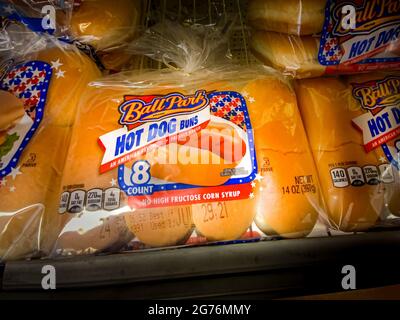 https://l450v.alamy.com/450v/2g76mmy/shiloh-il-july-10-2021-a-package-of-eight-hotdog-buns-branded-ball-park-and-made-by-bimbo-bakeries-north-america-sits-on-a-grocery-store-shelf-wit-2g76mmy.jpg