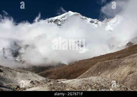 Peak 7 VII in the middle of clouds, beautiful mount on the way to Makalu base camp, Barun valley, Nepal Himalayas mountains Stock Photo