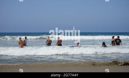 Los Angeles, USA. 11th July, 2021. People cool themselves at Santa Monica beach in Los Angeles, California, the United States, on July 11, 2021. A heat wave recently hit parts of the western United States. Credit: Zeng Hui/Xinhua/Alamy Live News Stock Photo