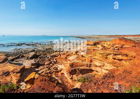 Picturesque red Pindan cliffs along the coastline at renowned Gantheaume Point, Broome, Western Australia, WA, Australia Stock Photo