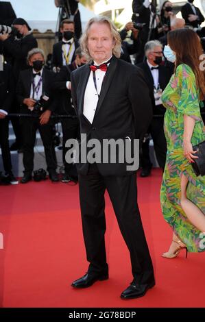 Cannes, France. 11th July, 2021. John Savage attends the screening of the film 'Tre Piani' during the 74th Annual Cannes Film Festival at Palais des Festivals. Credit: Stefanie Rex/dpa-Zentralbild/dpa/Alamy Live News Stock Photo
