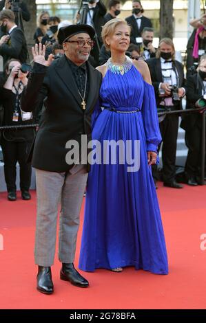 Cannes, France. 11th July, 2021. Jury president and Director Spike Lee and Tonya Lewis Lee attend the screening of the film 'Tre Piani' during the 74th Annual Cannes Film Festival at Palais des Festivals. Credit: Stefanie Rex/dpa-Zentralbild/dpa/Alamy Live News Stock Photo