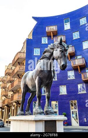 Statue of Jacob the dray horse symbolising the horses used to deliver beer around the city, Queen Elizabeth Street, Shad Thames, London, UK Stock Photo