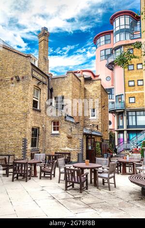 Backyard of The Anchor Tap pub on Brewery Square, Shad Thames, London, UK Stock Photo