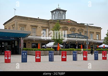 Reading railway station, a major transport hub in Reading, Berkshire, England and is the ninth-busiest station in the UK outside London Stock Photo