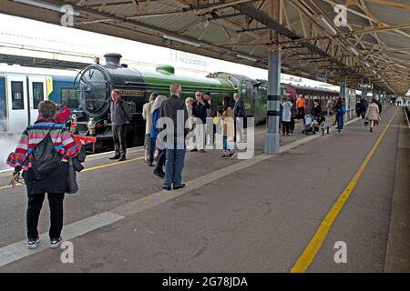 Preserved steam locomotive B1 class 61306 'Mayflower' at Portsmouth Harbour with a charter train Stock Photo