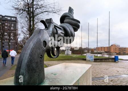 'Non-Violence' by Swedish artist Carl Fredrik Reuterswärd, also known as The Knotted Gun, Marl, Germany Stock Photo