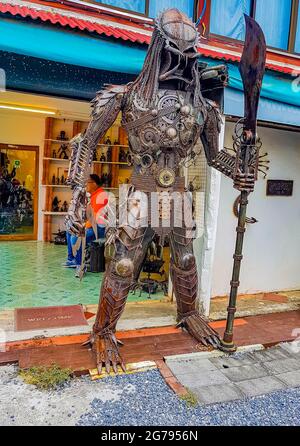 Surat Thani Thailand 26. Mai 2018 Samui Robots giant robots monsters made of metal parts on the island of Koh Samui in Thailand. Stock Photo