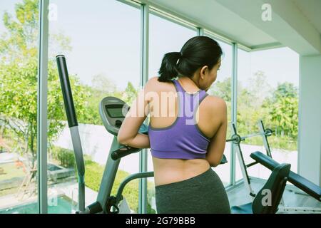 Beauty fitness woman doing exercises.Concept of healthy lifestyle. Cross fit bodybuilder in the gym. Stock Photo