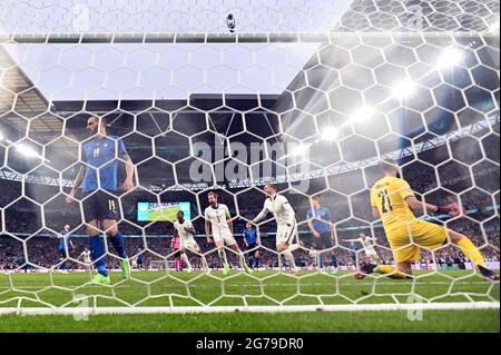 London, UK. 11th July, 2021. Luke SHAW (ENG, 3rd from right) after goal to 0-1, action, jubilation, joy, enthusiasm, goalwart Gianluigi DONNARUMMA (ITA) is defeated, behind goal camera, behind goal perspective. Final, game M51, Italy (ITA) - England (ENG) on 07/11/2021 in London/Wembley Stadium. Soccer Euro 2020 from 11.06.2021-11.07.2021. Photo; Marvin Guengoer/GES/Pool via Sven Simon Fotoagentur GmbH & Co. Press photo KG # Prinzess-Luise-Str. 41 # 45479 M uelheim/R uhr # Tel. 0208/9413250 # Fax. 0208/9413260 # GLS Bank # BLZ 430 609 67 # Account 4030 025 100 # IBAN DE75 4306 0967 4030 0251 0 Stock Photo