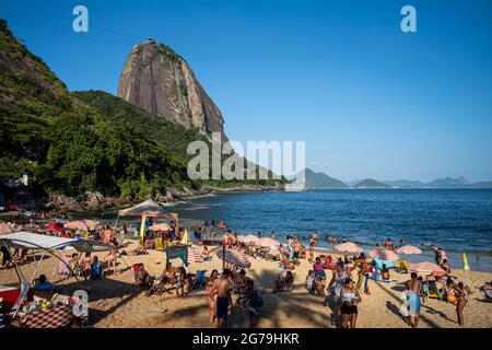 Red Beach (Praia Vermelha) in Urca crowded on a typical summer day in Rio de Janeiro. Stock Photo