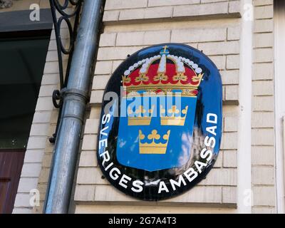 KYIV, UKRAINE - July 07, 2021. Sveriges ambassad. Coat of arms on the wall of the Swedish embassy. Stock Photo