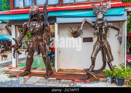 Surat Thani Thailand 26. Mai 2018 Samui Robots giant robots monsters made of metal parts on the island of Koh Samui in Thailand. Stock Photo