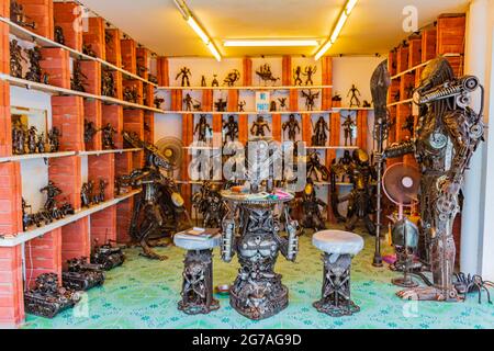 Surat Thani Thailand 26. Mai 2018 Samui Robots giant robots shop monsters made of metal parts on the island of Koh Samui in Thailand. Stock Photo