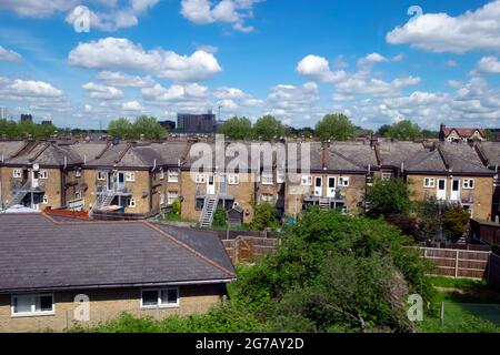 View from London overground train of the back of row of terraced housing along the Lea Valley line North East London England UK  KATHY DEWITT Stock Photo