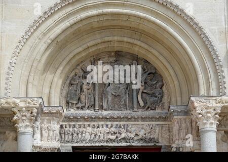 Tympanum Adoration of the Magi, north portal main facade Romanesque abbey church Eglise abbatiale Saint-Gilles, Saint-Gilles-du-Gard, department of Stock Photo