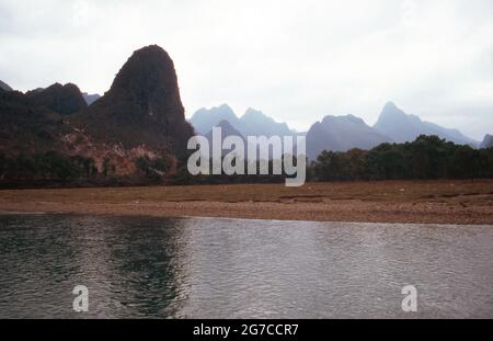 Berge am Li Jiang Fluss nahe der Stadt Guilin, China 1998. Mountains by the shore of river Li Jiang near the city of Guilin, China 1998. Stock Photo