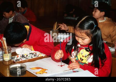 Chinesische Kinder bei der Malstunde in der Schule in Shanghai, China 1998. Chinese school kids while their painting lesson at Shanghai, China 1998. Stock Photo