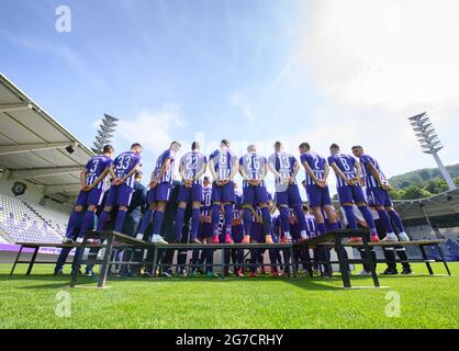 13 July 2021, Saxony, Aue: Football: 2. league, team photo session season 2021/2021, FC Erzgebirge Aue, at Erzgebirgsstadion. Aue's players Dirk Carlson (l-r), Ognjen Gnjatic, Ramzi Ferjani, Niklas Jeck, Florian Ballas, Sören Gonther, Erik Majetschak, Gaetan Bussmann, Tom Baumgart and John-Patrick Strauß stand on benches in the back row for the team photo. Photo: Robert Michael/dpa-Zentralbild/dpa - IMPORTANT NOTE: In accordance with the regulations of the DFL Deutsche Fußball Liga and/or the DFB Deutscher Fußball-Bund, it is prohibited to use or have used photographs taken in the stadium and/