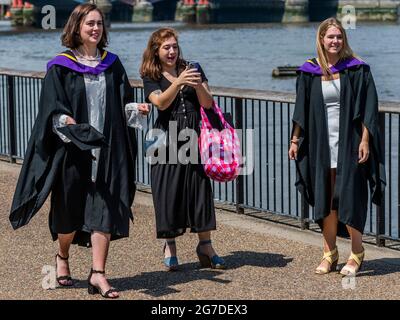 London, UK. 13th July, 2021. American tudents celebrate their graduation  from the LSE outside the Tate Modern. Credit: Guy Bell/Alamy Live News  Stock Photo - Alamy