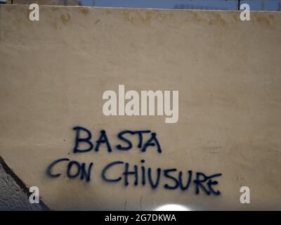 stop lockdown writing in italian basta chiusure on a wall Stock Photo