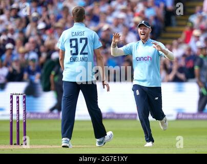 England's Brydon Carse, left, celebrates the wicket of India's Rinku