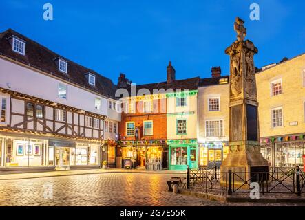 The Canterbury War Memorial with Pub and shops on the Buttermarket Canterbury Kent England UK GB Europe night Stock Photo