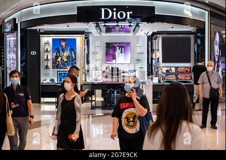 Hong Kong. 8th Apr, 2019. French Christian Dior luxury goods, such clothing  and beauty products brand store is seen at Mong Kok shopping mall in Hong  Kong. Credit: Budrul Chukrut/SOPA Images/ZUMA Wire/Alamy