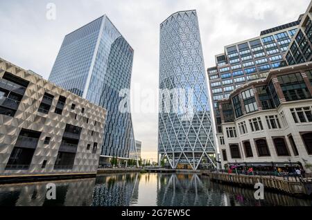 General view of Canary Wharf and residential houses in south east ...