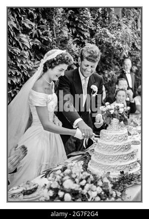 JACK KENNEDY JFK WEDDING DAY CAKE CUTTING [Jackie Bouvier Kennedy and John (Jack) F. Kennedy cutting the cake at their wedding, September 12, 1953, Newport, Rhode Island Stock Photo