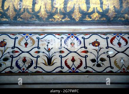 Decoration on the Shish Mahal, Urdu for Crystal Palace, in Lahore Fort,  Pakistan Stock Photo