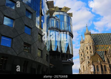 Wien, moderne Architektur beim Haas Hochhaus mit Glasfassade und Spiegelung Stock Photo