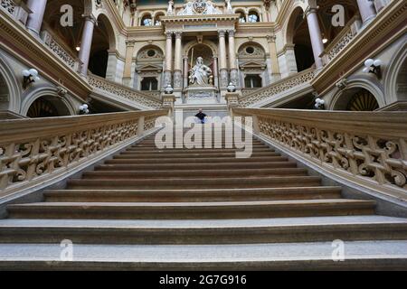 Wien, Blick auf die geometrisch angeordneten Linien des Treppenaufgangs im historischen Justizpalast in der Innenstand von Wien, Österreich Stock Photo