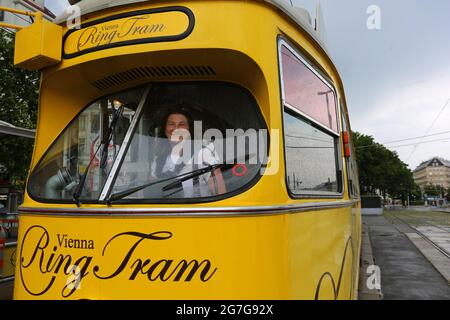 Touristin in historischer Ring Tram durch die Straßen der östereichischen Hauptstadt Wien