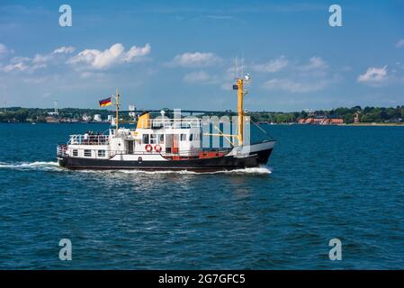 Ein Fahrgastschiff in der Kieler Förde vor der Schleuseneinfahrt in den Nord-Ostsee-Kanal Stock Photo