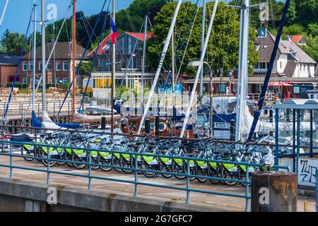 Anlegestelle für die Kieler Fördeschifffahrt am Hafen des Ostseebades Heikendorf an der Kieler Förde Stock Photo