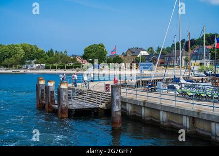 Anlegestelle für die Kieler Fördeschifffahrt am Hafen des Ostseebades Heikendorf an der Kieler Förde Stock Photo