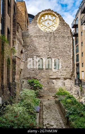 The ruins of the Great Hall of Winchester Palace (1109) in Clink Street Southwark, owned by the Bishops of Winchester and destroyed by fire in 1814. Stock Photo