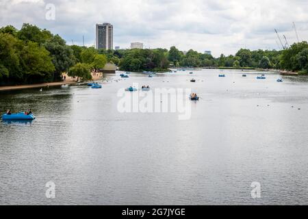 London. UK- 07.11.2021. A general view of The Serpentine in Hyde Park with visitors boating on the lake. Stock Photo