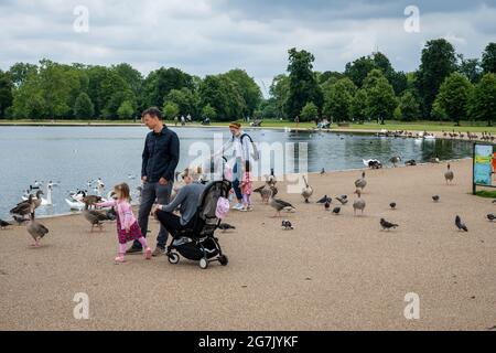 London. UK- 07.11.2021. The  Round Pond in Kensington Gardens with visitors enjoying a day out. Stock Photo