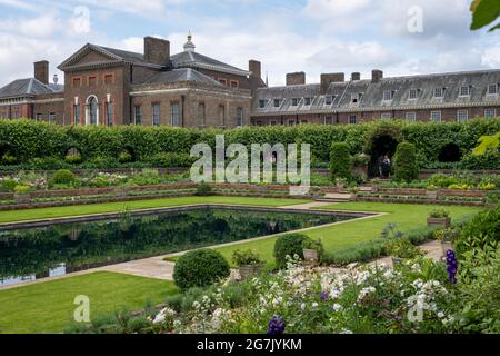 London. UK- 07.11.2021. A view of the Princess Diana Memorial Garden with Kensington Palace in the background. Stock Photo