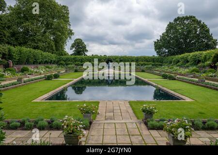 London. UK- 07.11.2021. A general view of the Princess Diana Memorial Garden showing the pond and statue. Stock Photo