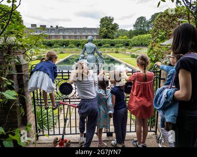 London. UK- 07.11. 2021. Tourists and visitors sightseeing in Princess Diana Memorial Garden. Stock Photo