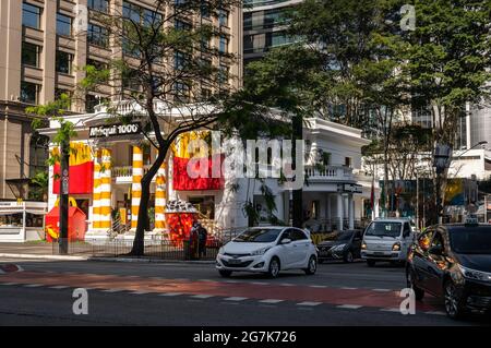 The 'Mequi 1000', the 1000th McDonald's restaurant opened in Brazil with normal business day heavy traffic passing right at it towards Paulista Avenue Stock Photo